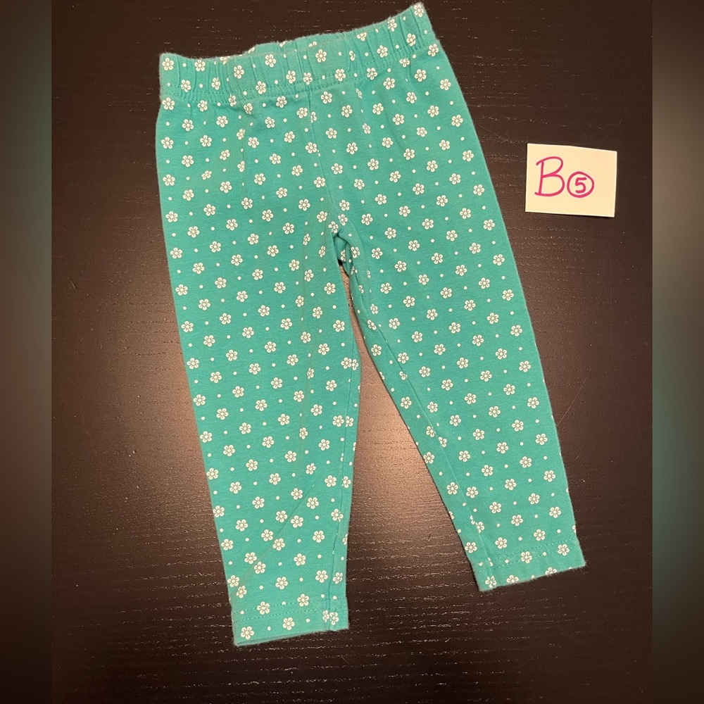 ⭐️5/$10.00⭐️ Carter’s 9m Leggings with White Flowers